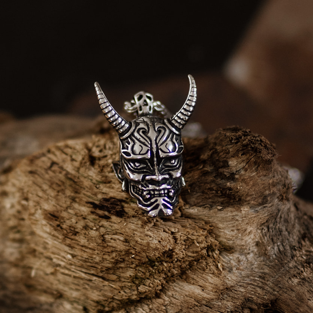 Akuryō – Silver Demon Shogun Mask Pendant Necklace in Stainless Steel